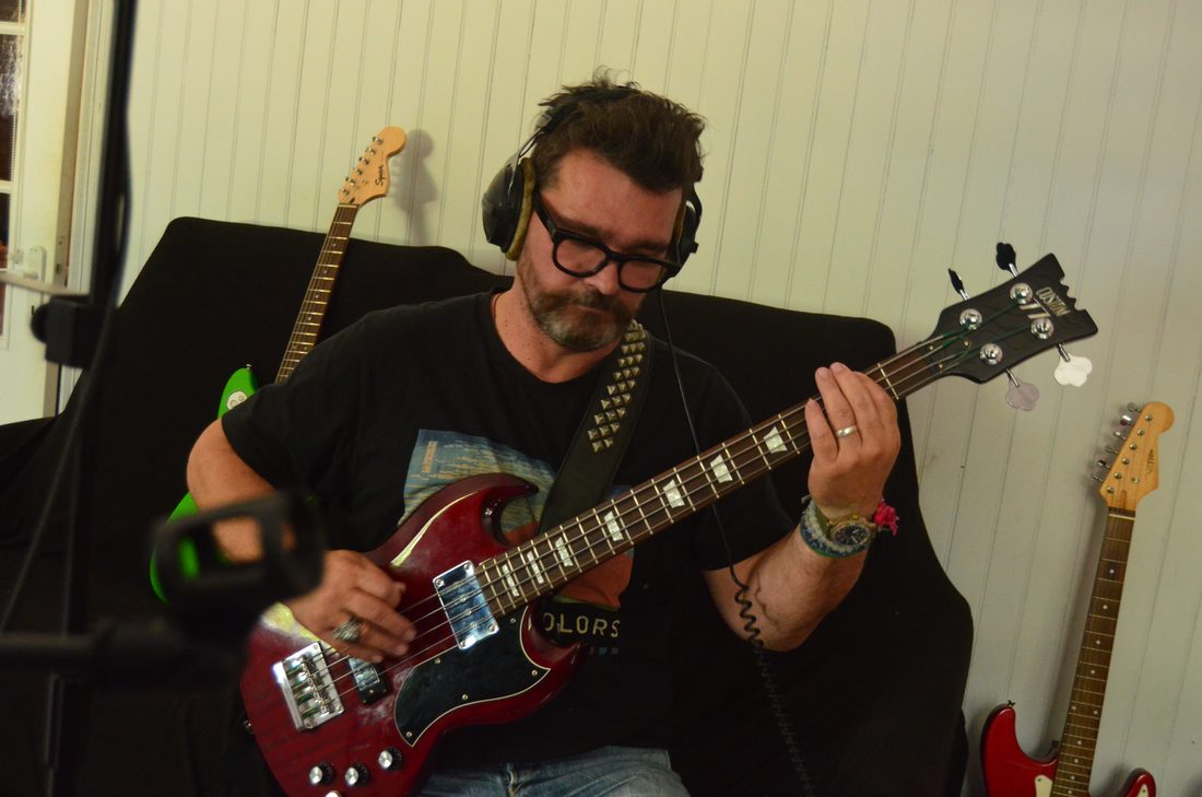 Corine Charbi à la basse
